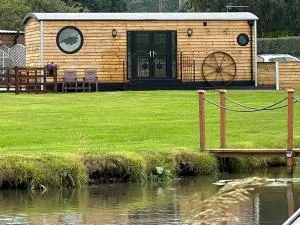 Ye Old Lambing Lodge - Spring Paddock - Shugborough