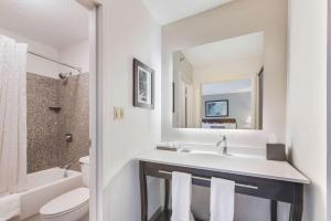 King Suite - Accessible/Non-Smoking room in The Blu Hotel Ascend Hotel Collection