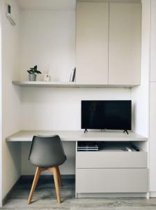 Airport studio for two, free parking, airport view