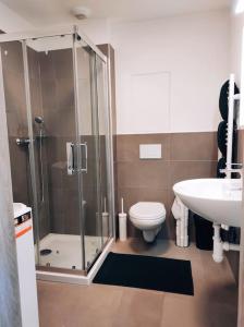 Airport studio for two, free parking, airport view