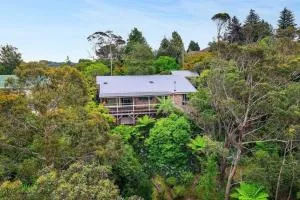 Azimuth - Spacious Family Retreat with City Views - Hazelbrook
