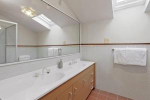 Azimuth - Spacious Family Retreat with City Views