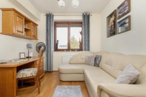 Przytulny Apartament z Klimatyzacją i Parkingiem by Noclegi Renters