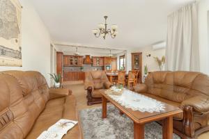 Przytulny Apartament z Klimatyzacją i Parkingiem by Noclegi Renters