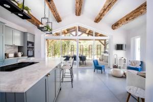 Appart'hotels Secret d-Uzes - Place aux Herbes - Piscine chauffee et Jacuzzi : photos des chambres
