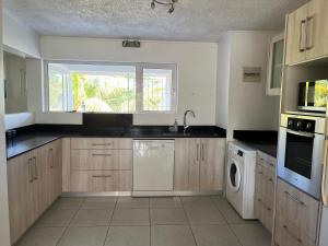 Bel appartement sur la route côtière à 50 m d une très belle plage