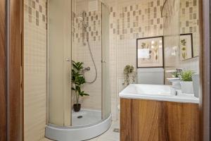 Earthy Escape - Warm Central Apartment with Balcony