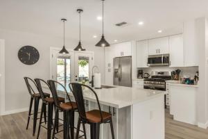 4 Brdm 6 Beds Pool PetsOK Fenced Yard