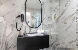 Classic Double Room room in Hôtel Du Bois Champs-Elysées