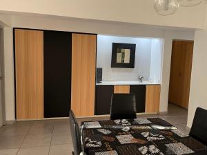 Bel appartement sur la route côtière à 50 m d une très belle plage