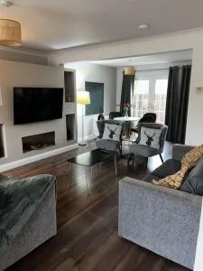 15 min drive to airport 20 min to Loch Lomond and city center - West Kilpatrick