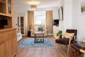 3 Bedroom House with Courtyard Garden and Parking - CBG