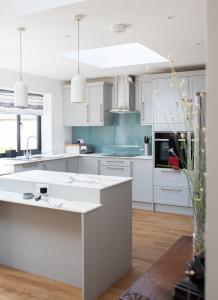 3 Bedroom House with Courtyard Garden and Parking