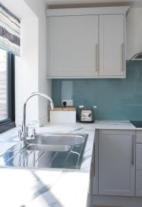 3 Bedroom House with Courtyard Garden and Parking