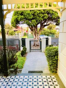 Spacious Room with Ensuite next to Coburg Station, Non Smoking House