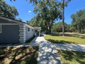 Com4ort Living Presents CJ's Landing