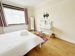 Bright & Spacious House Near Central London