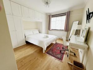 Bright & Spacious House Near Central London