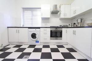 Bright & Spacious House Near Central London