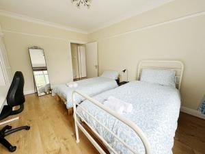 Bright & Spacious House Near Central London