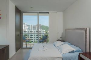 EP Stylish Apt with Pool, AC in Prime Location