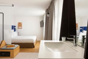 Double Room with view on Courtyard - without lift room in Oh la la ! Hotel Bar Paris Bastille