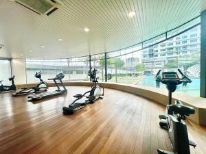 SC 1-10pax 2Room Sky pod Puchong IOI Mall 5Bed LRT