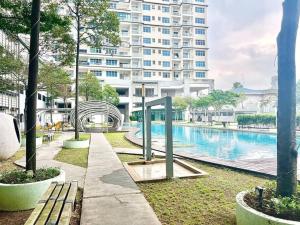 SC 1-10pax 2Room Sky pod Puchong IOI Mall 5Bed LRT