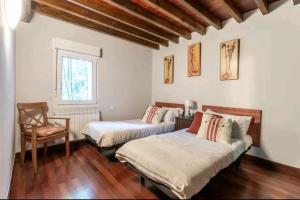 Casa de piedras entre arboles, pura naturaleza