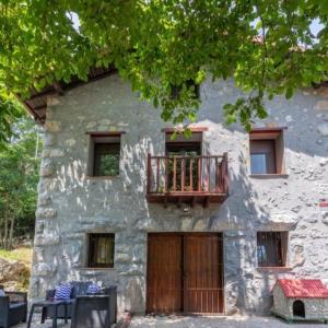 Casa de piedras entre arboles, pura naturaleza