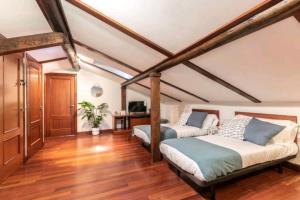 Casa de piedras entre arboles, pura naturaleza