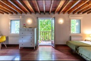 Casa de piedras entre arboles, pura naturaleza