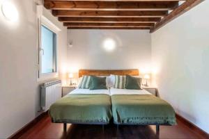 Casa de piedras entre arboles, pura naturaleza