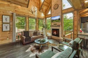 Mountain View, Indoor Pool, Luxury Cabin, Bears