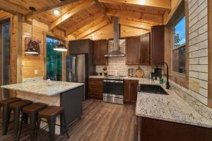 Mountain View, Indoor Pool, Luxury Cabin, Bears