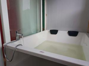 Couple Friendly Bath Tub Flats