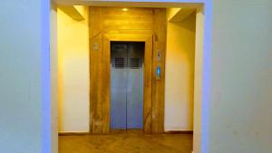 Couple Friendly Bath Tub Flats