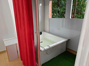 Couple Friendly Bath Tub Flats