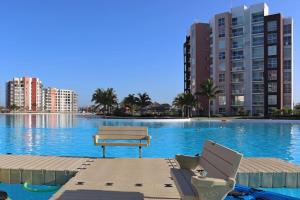 View And Access To The Lagoon~Kg Sz Bed, AC, Wifi