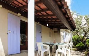 Maisons de vacances Beautiful Home In Bessas : photos des chambres