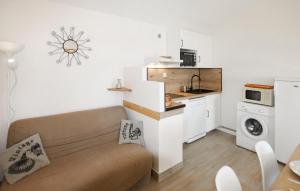 Maisons de vacances Beautiful Home In Bessas : photos des chambres