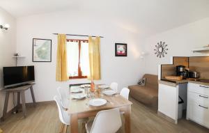 Maisons de vacances Beautiful Home In Bessas : photos des chambres