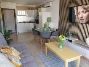 Sunny Corner, delux apartment vista mar and pool