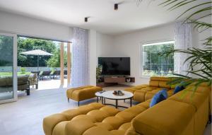 Gorgeous Home In Sisan 