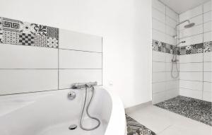 Maisons de vacances Stunning Home In Guegon With Wifi : Maison de Vacances 5 Chambres