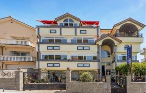 4 Bedroom Awesome Apartment In Selce