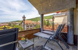 4 Bedroom Awesome Apartment In Selce