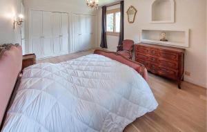 Maisons de vacances Amazing Home In Saint-Thurien With Wifi : photos des chambres