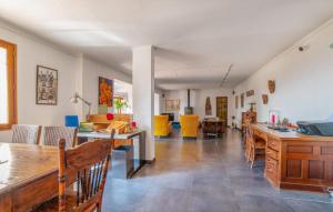 Maisons de vacances Beautiful Home In Besse-Sur-Issole : photos des chambres