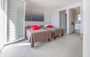 Maisons de vacances Beautiful Home In Besse-Sur-Issole : photos des chambres
